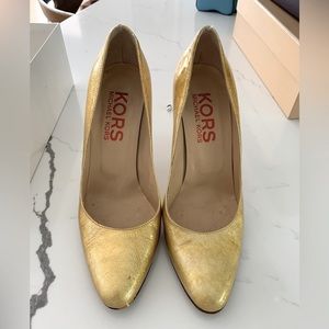 Kors Michael gold patent pump